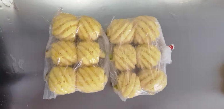 展示蒸好的菠萝饭成品,凤梨壳完整,饭粒饱满,撒有椰蓉点缀 蒸好的菠萝饭成品图