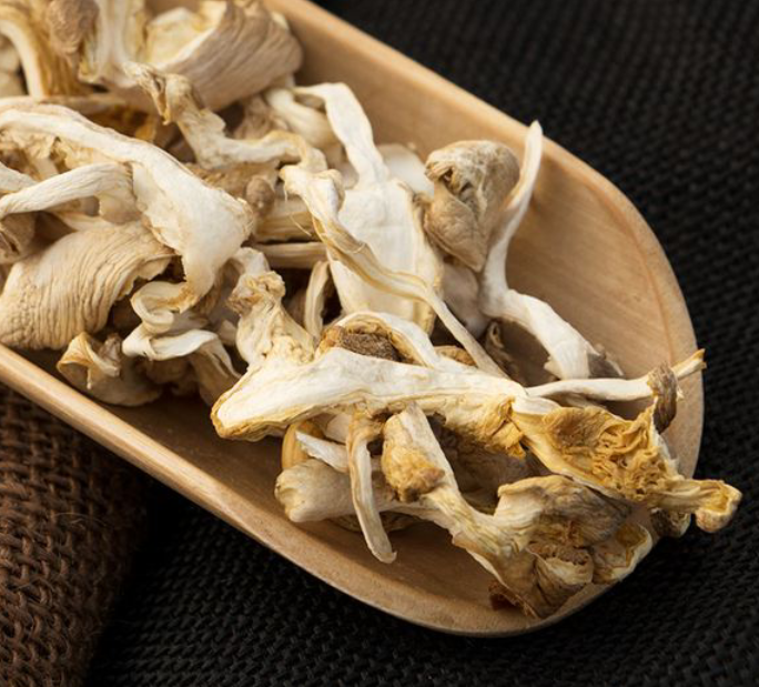 成品图：西兰花和平菇装盘效果