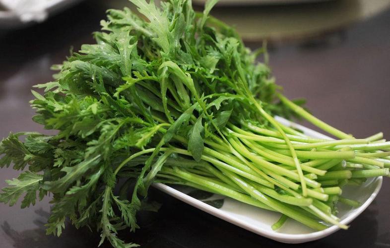 素炒蒿子杆成品图