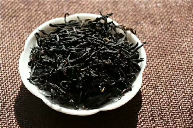秘鲁黑玛卡切片与普通玛卡对比图
