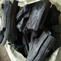 木炭。