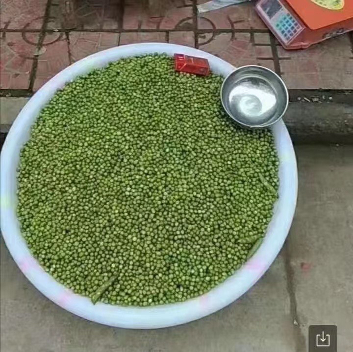一碗煮熟的青豌豆,旁边摆放血糖仪和相关营养数据图表 青豌豆与血糖控制