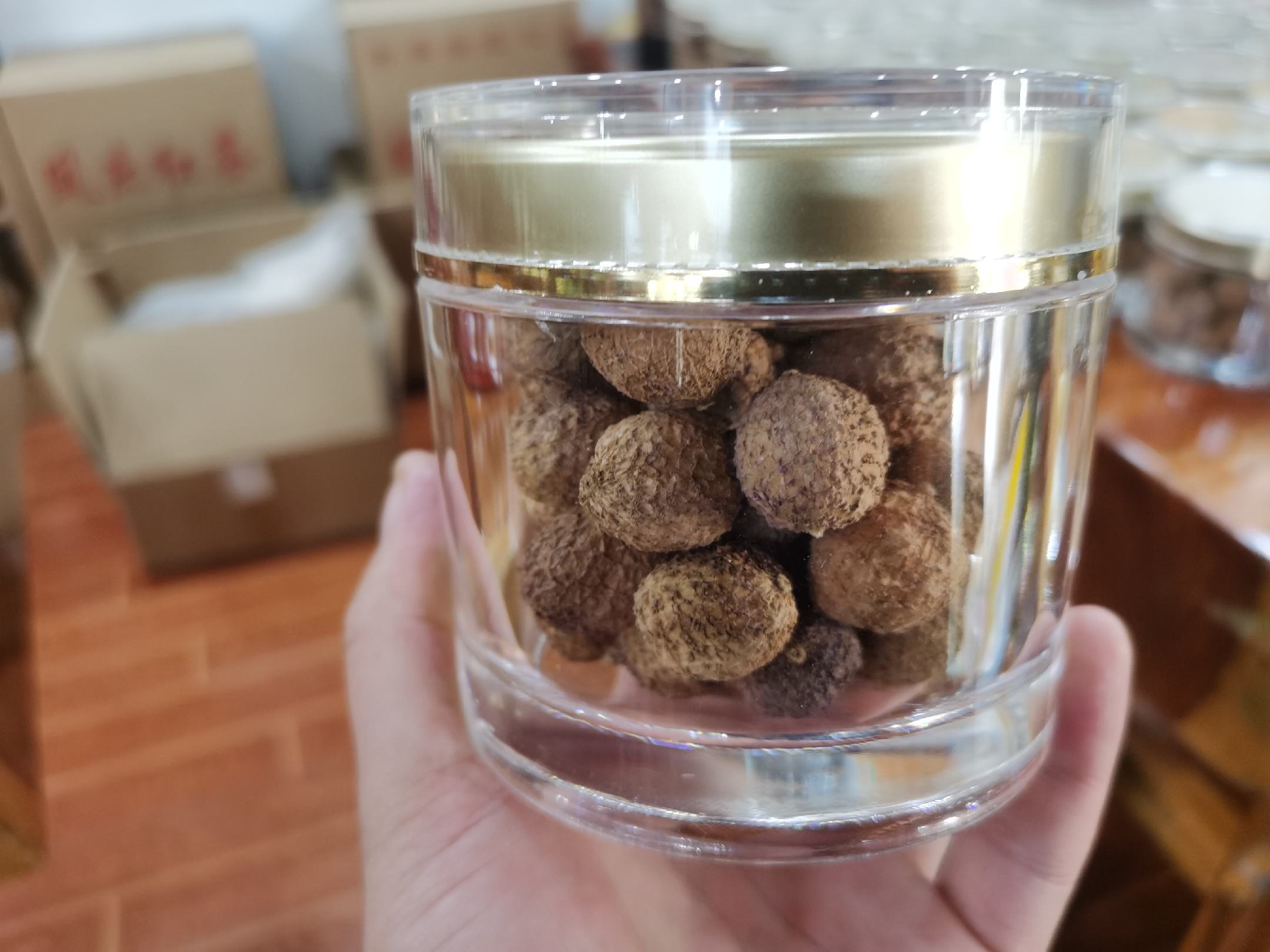 玻璃罐装炒制法海寺白皮松籽仁特写,背景为法海寺古建筑元素插画,标签注明产地、采收年份、营养成分表,体现高端礼品定位 法海寺白皮松成品包装展示