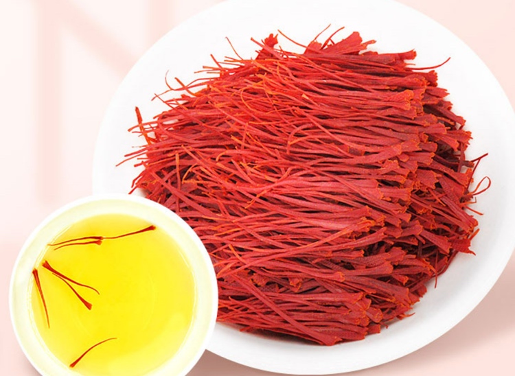 红参泡水与藏红花冲泡效果对比图