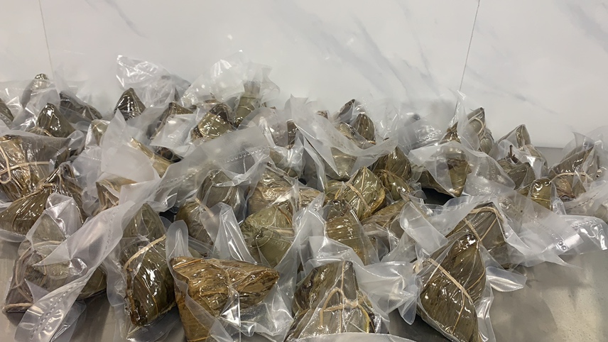 展示糯米笋的现代化生产线,工人正在操作真空包装设备 糯米笋生产线