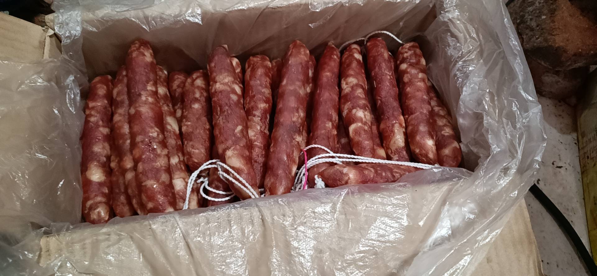 成品图展示一份装盘美观的黑胡椒肉酱意大利面,撒有帕玛森芝士碎和黑胡椒碎 黑胡椒肉酱意大利面成品图