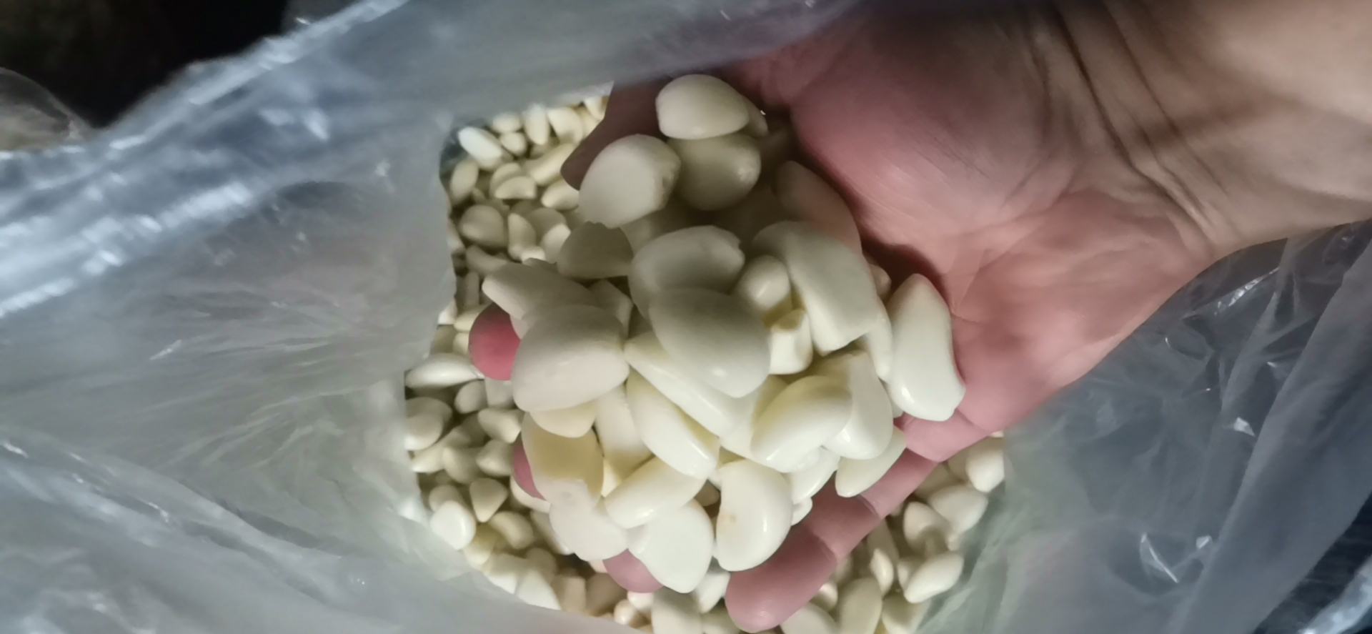 使用玻璃罐快速去除大蒜皮 玻璃罐摇晃法去除蒜皮