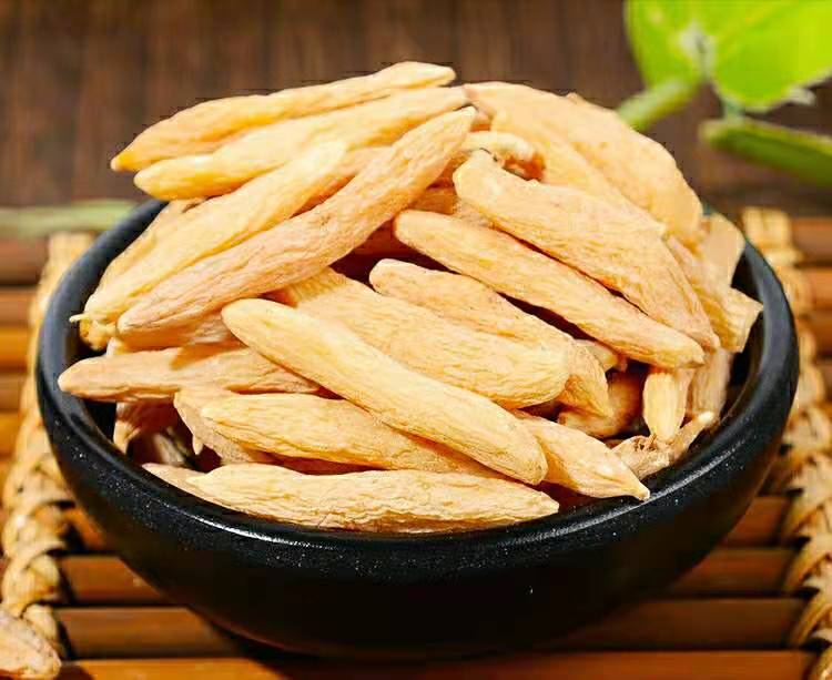 麦冬熟地乌鸡汤成品图,汤色金黄,食材丰富,展现其作为养生食材的实用性 麦冬熟地乌鸡汤