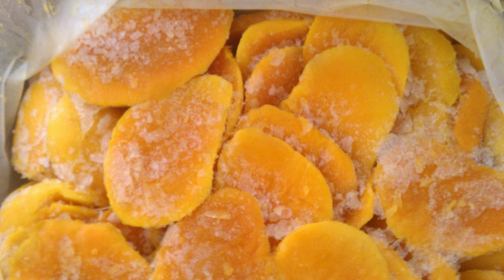 图中展示小台芒的保存方法,包括常温催熟、冷藏保鲜及切片冷冻保存三种方式,配有温度与时间提示标签。 小台芒保存方法示意图