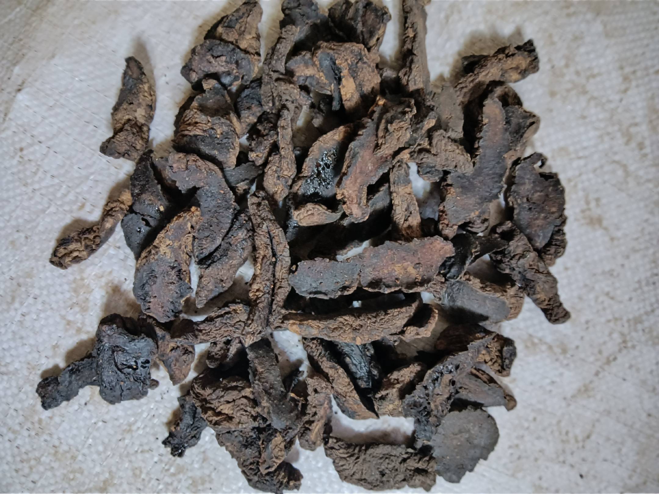 科研实拍:国家级中药检测中心工作现场,聚焦怀熟地黄质量控制关键技术——HPLC仪器正在分析梓醇含量,屏幕呈现典型单一对称峰形,样品瓶标注地理标志与生产批次,凸显道地药材的标准化与科技赋能 现代实验室检测场景:白大褂科研人员操作高效液相色谱仪(HPLC),电脑屏幕显示清晰的梓醇标准曲线峰图;旁置样品瓶标签注明“怀庆产熟地黄·批次H202405”