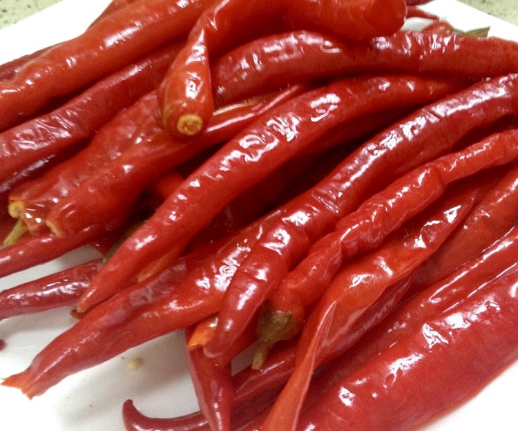 成品图展示鱼籽辣酱独头蒜装盘效果,配以蔬菜、豆腐等食材,色香味俱佳 鱼籽辣酱独头蒜装盘,搭配其他小菜组成美食拼盘