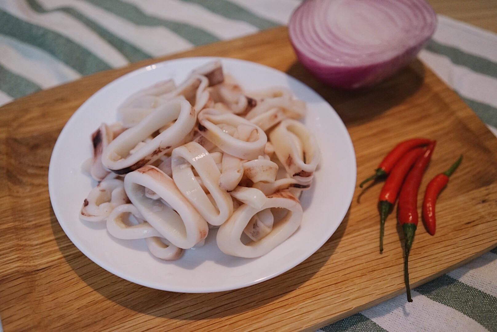 冰冻鱿鱼圈焯水过程