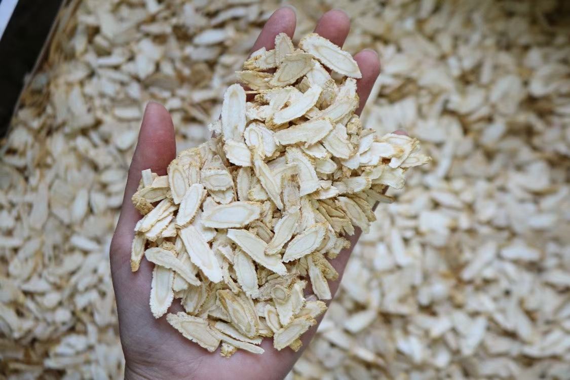 双栏对比信息图:左栏红参(Panax ginseng)——性温,味甘微苦,核心皂苷Rg3/Rh2,适用畏寒气虚;右栏西洋参(Panax quinquefolius)——性凉,味苦微甘,核心皂苷Rb1,适用口干火旺。图中用温度计图标直观显示红参刻度在‘温’区(37–42℃),西洋参在‘凉’区(25–30℃) 红参与西洋参性味对比信息图