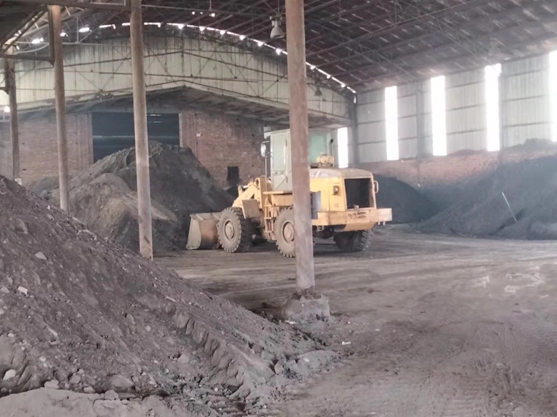 俯视角度拍摄的现代化有机肥发酵车间,多条平行排列的腐熟发酵大豆堆整齐分布,机械化翻堆设备正在作业,顶部安装有喷淋降尘和温度传感系统,两侧设有通风风机阵列 大型条垛式发酵车间全景图