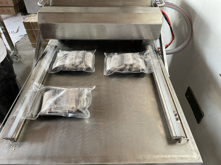 现代化的银鲳鱼加工生产线,工人正在对银鲳鱼进行分拣、清洗、切片、真空包装 银鲳鱼加工生产线