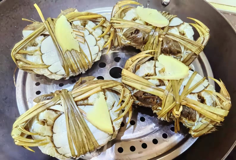 冷冻母梭子蟹清蒸成品图