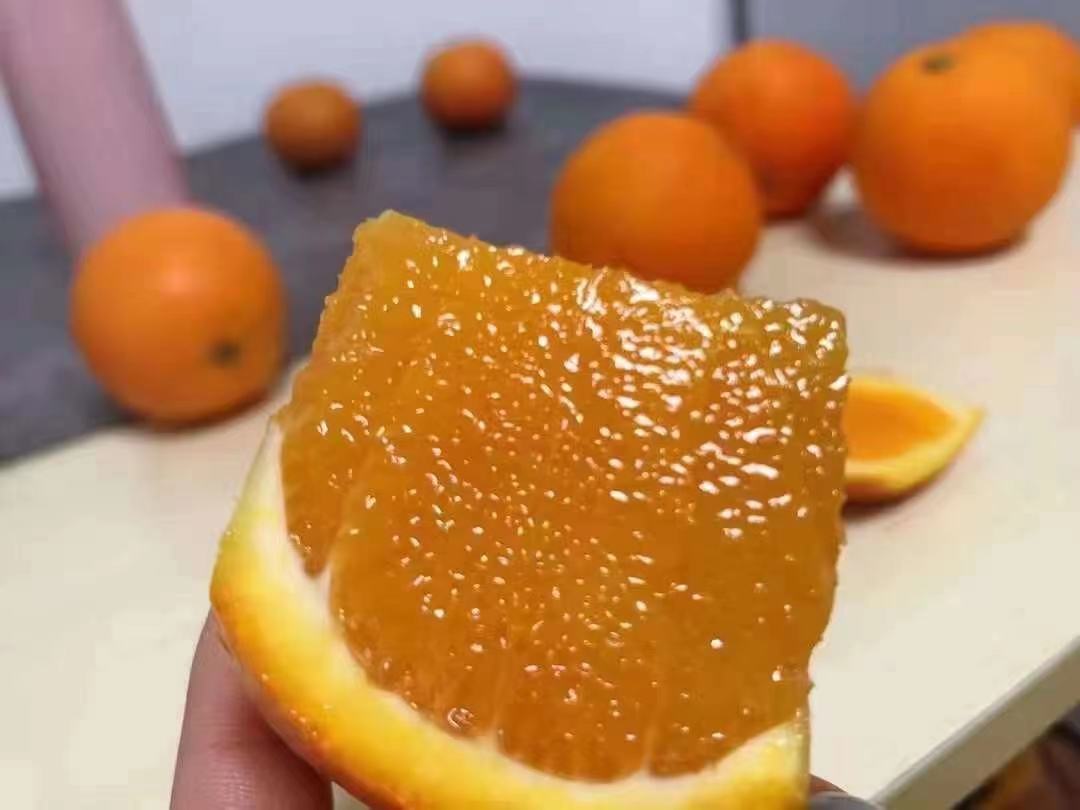 剖开的爱媛果冻橙展示晶莹果肉