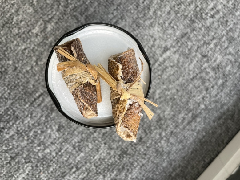 陈皮与雪梨正在锅中慢炖,旁边摆放着去核切块的雪梨和洗净的陈皮 陈皮炖雪梨制作过程图