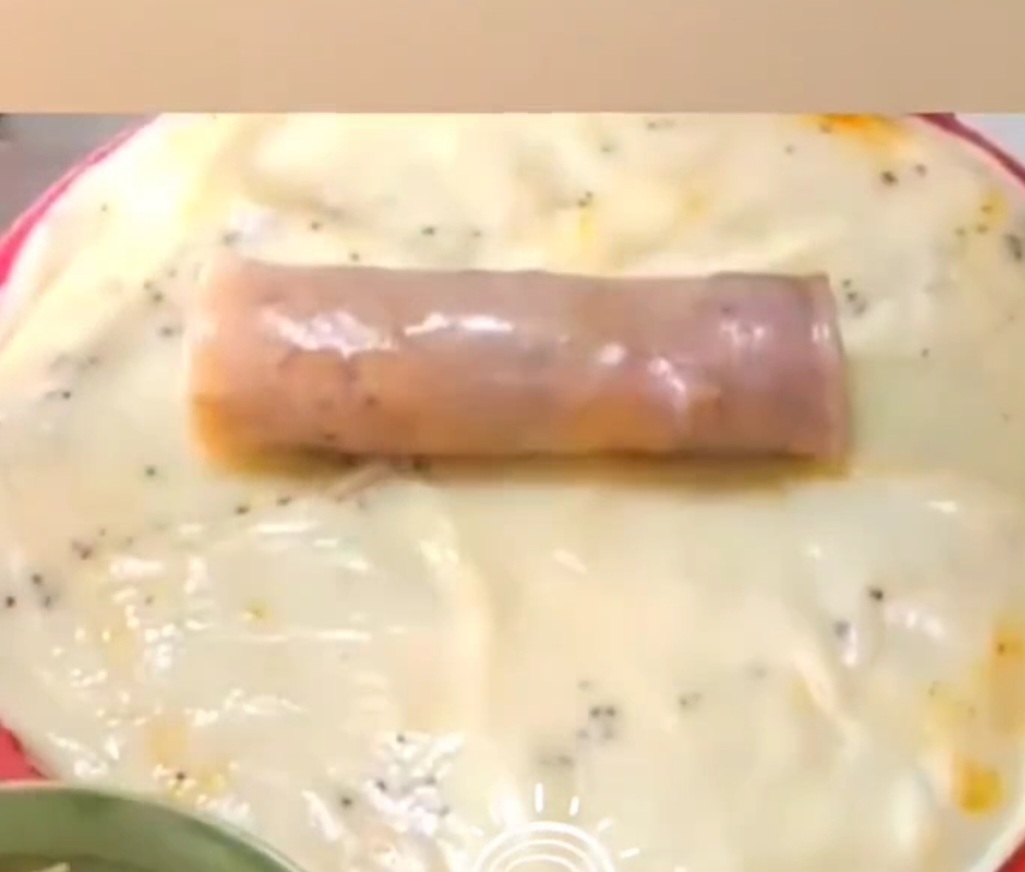 展示摊皮过程和卷制菠菜卷的步骤 摊皮与卷制菠菜卷