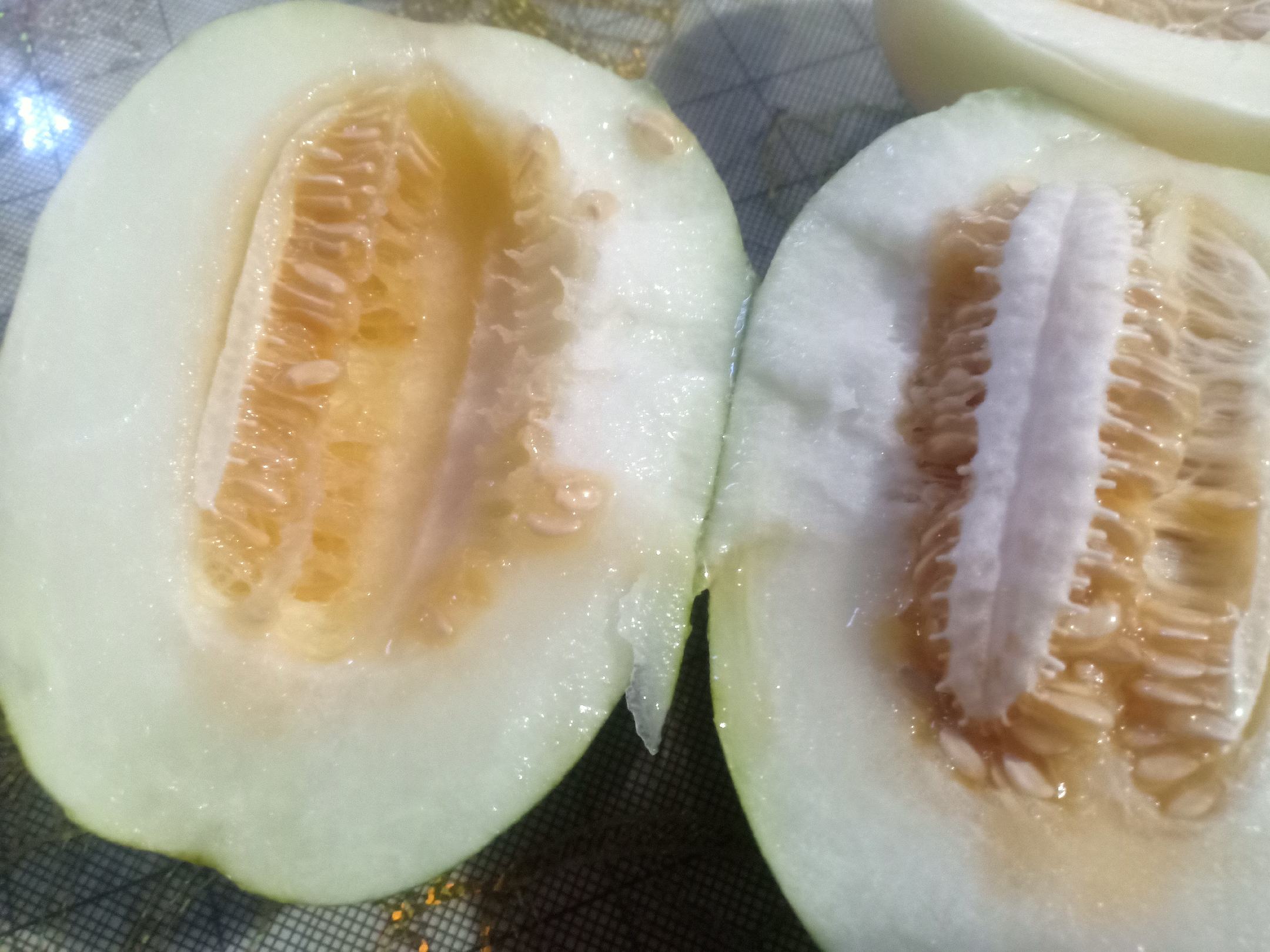 星甜20甜瓜切开后的果肉细节图