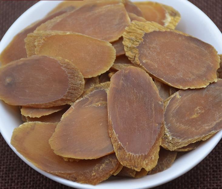 专业烹饪场景摄影:展示标准化熬煮过程——砂锅材质、红参切片沉入粥中状态、沸腾气泡大小均匀(直径2–3mm),体现95℃精准控温 高丽参小米粥制作过程:砂锅中金黄色小米粥沸腾状态,投入淡棕色红参切片,蒸汽升腾,锅沿凝结细密水珠