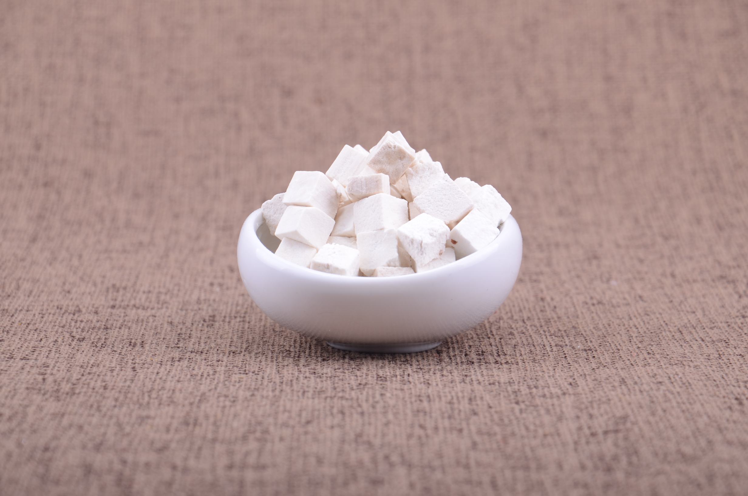 家用搅拌机与中药粉碎机并列展示 白芷粉碎工具对比