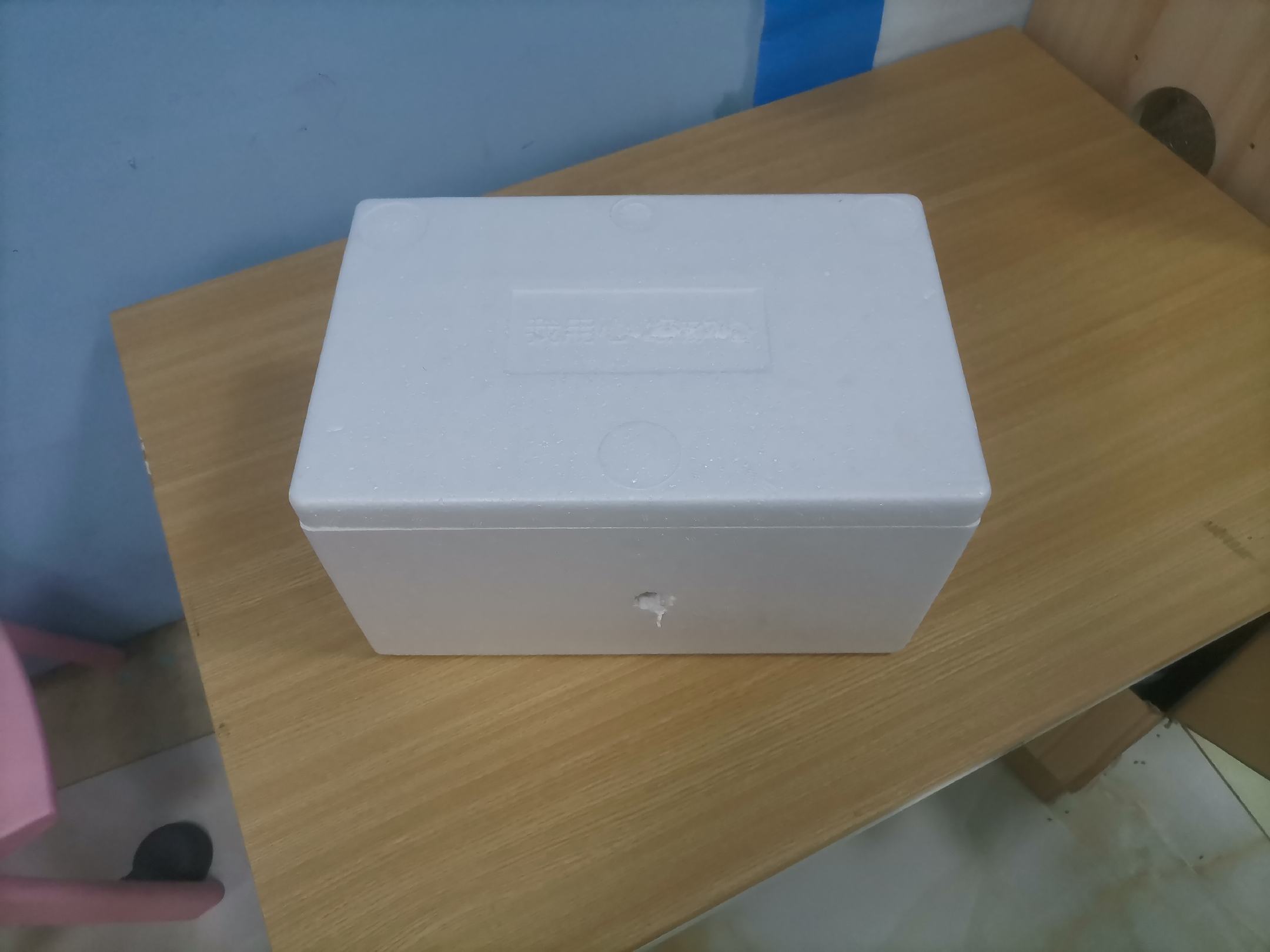 两张并列的产品照片:左侧为苏州东山白玉枇杷礼盒,深蓝色绸面外盒,内衬海绵凹槽固定每一颗果实,共6颗,果形一致,标签注明‘地理标志产品’‘净重300g’;右侧为普通泡沫网套装白沙枇杷,散装塑料筐运输状态,果实大小不一,部分带有青斑,整体视觉档次差异明显 白玉枇杷与白沙枇杷市场包装对比图
