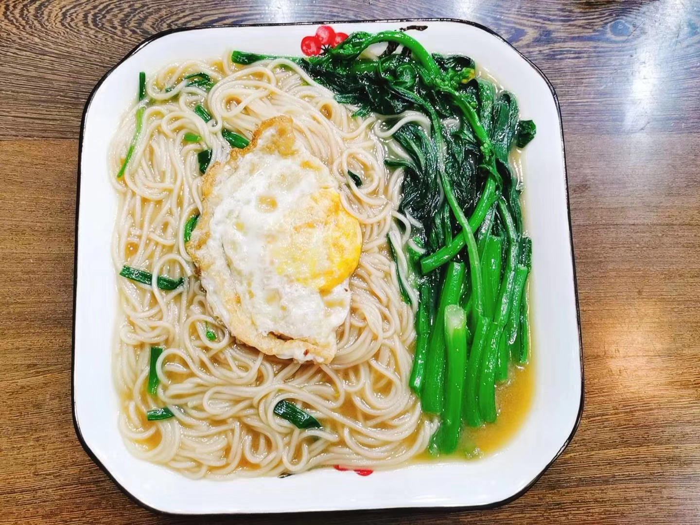 欧芹大蒜盐用于拌面的摆盘图