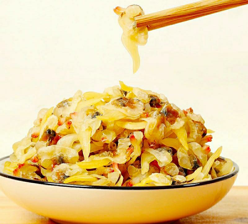 三高人群科学食用花蛤的标准化餐盘示范:突出清蒸无汤、低钠低脂、营养协同的实操场景 三高人群餐盘示意图:白瓷圆盘中左侧为清蒸花蛤(去壳裸肉,无汤汁),右侧为焯水菠菜与凉拌黄瓜,底部铺少量糙米饭,整体色彩清新,无任何酱料或油脂反光