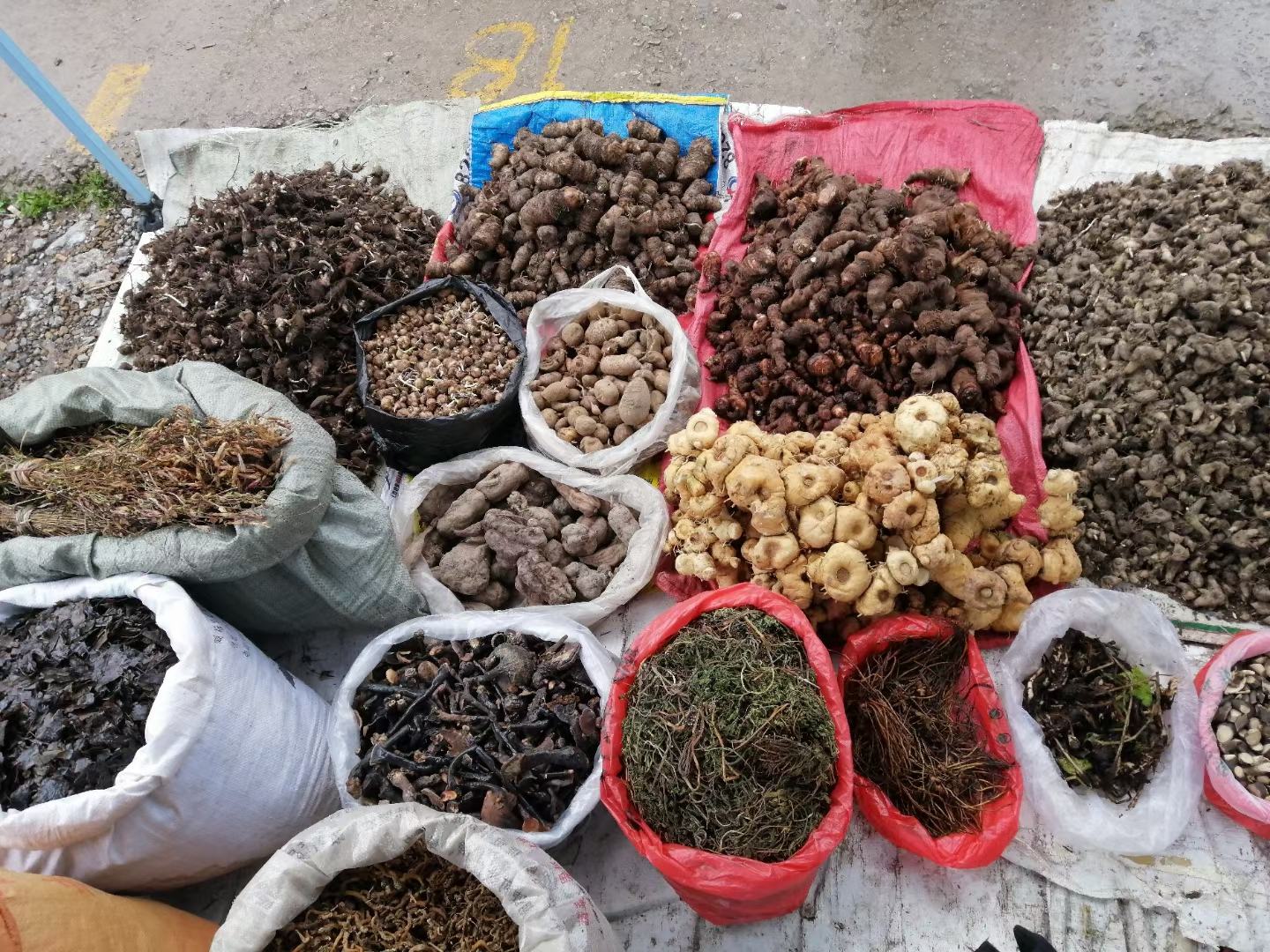 中药材市场选购场景图