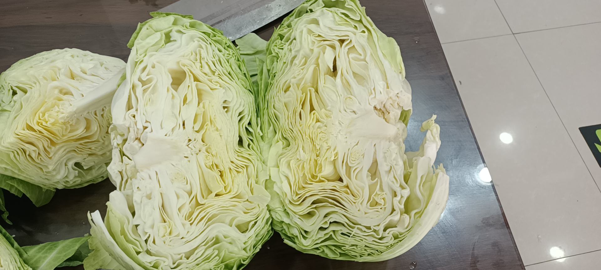 展示四种甘蓝的横切面特写,显示叶脉分布与细胞结构差异,并配以对应的烹饪方式示意图:紫甘蓝用于沙拉、中甘11号用于爆炒、牛心甘蓝煮汤、京丰一号腌制泡菜 甘蓝切面结构与烹饪应用场景
