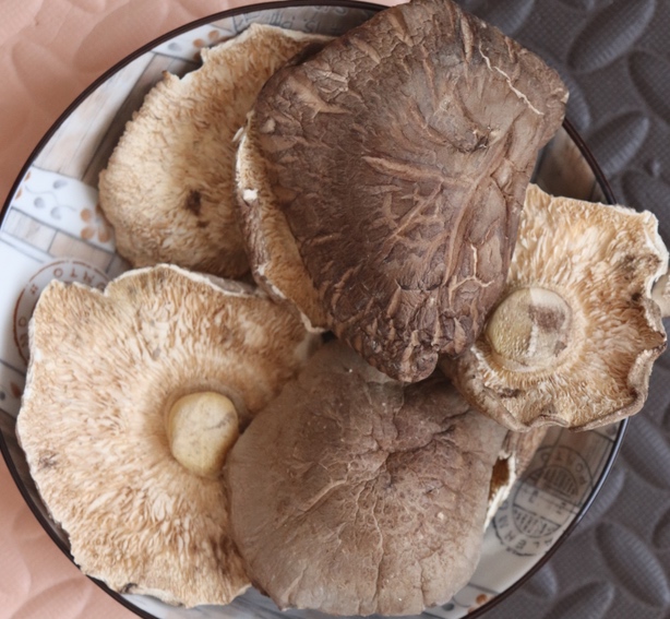 干香菇初步清洗