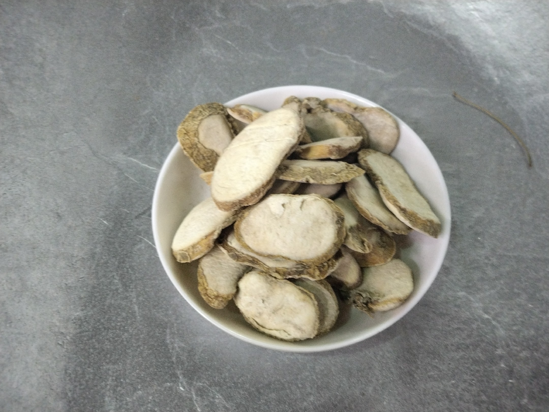 中药房柜台上摆放的浙贝母饮片与处方笺