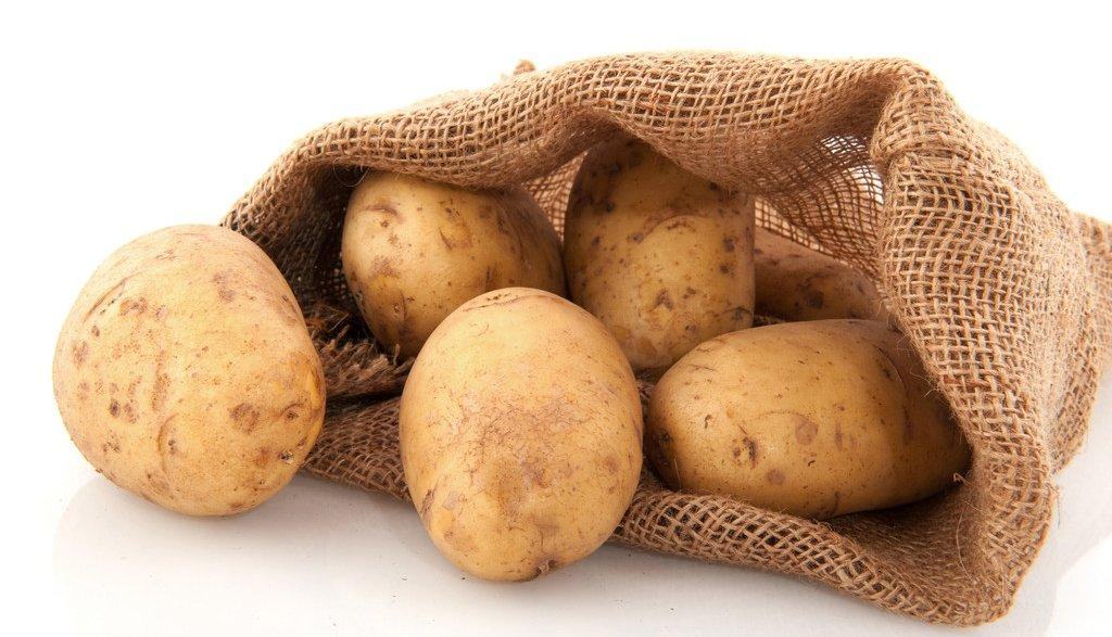 腌鸡蛋盐泥包裹过程