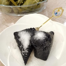 乌米饭宜兴特产乌饭草南烛叶浸泡白糯米制作乌米粽子