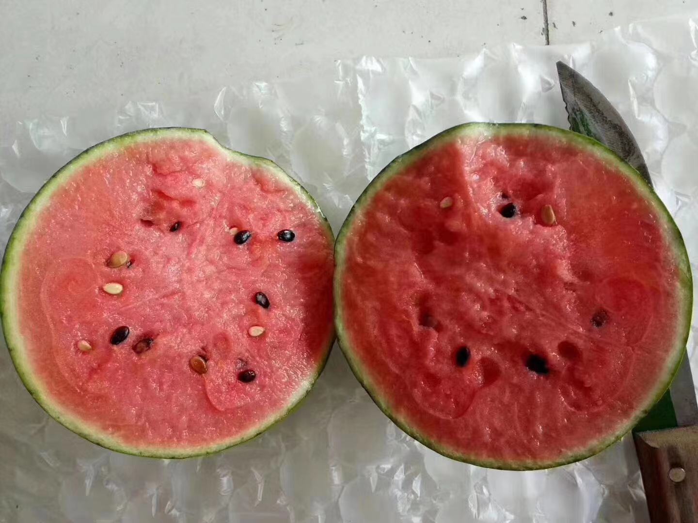 黄瓤红籽西瓜切开图