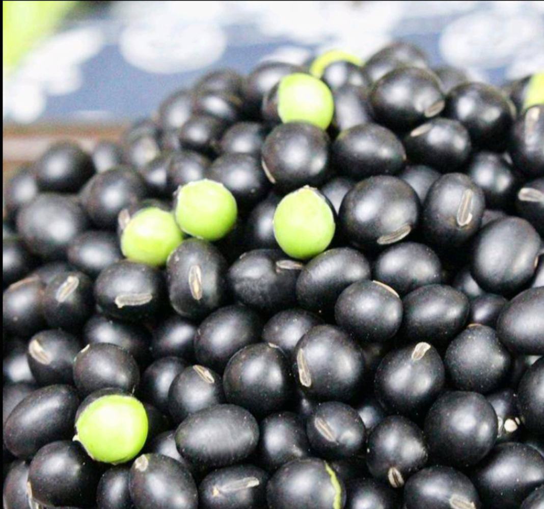 黑豆与醋的搭配图示,展示黑豆浸泡在醋中的健康搭配方式 黑豆与醋的搭配