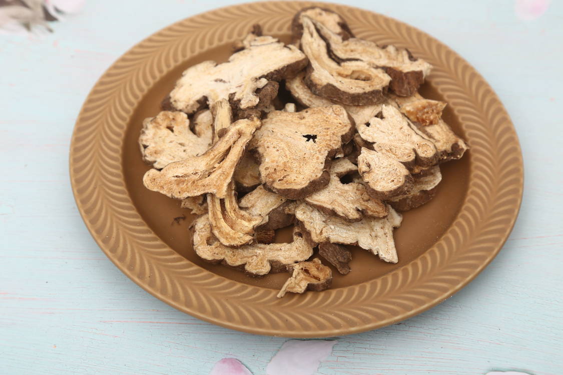 中药房中摆放整齐的白术片饮片,供顾客选购 中药房中的白术片