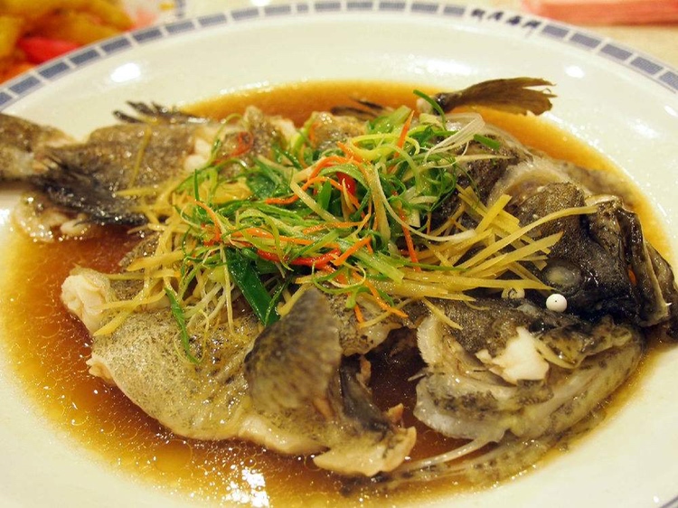 清蒸多宝鱼,鱼肉洁白鲜嫩,摆盘精美 多宝鱼烹饪成品图