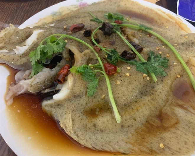 蒸好的多宝鱼成品图,鱼身完整,色泽鲜亮,淋油后香气扑鼻 蒸好的多宝鱼成品图