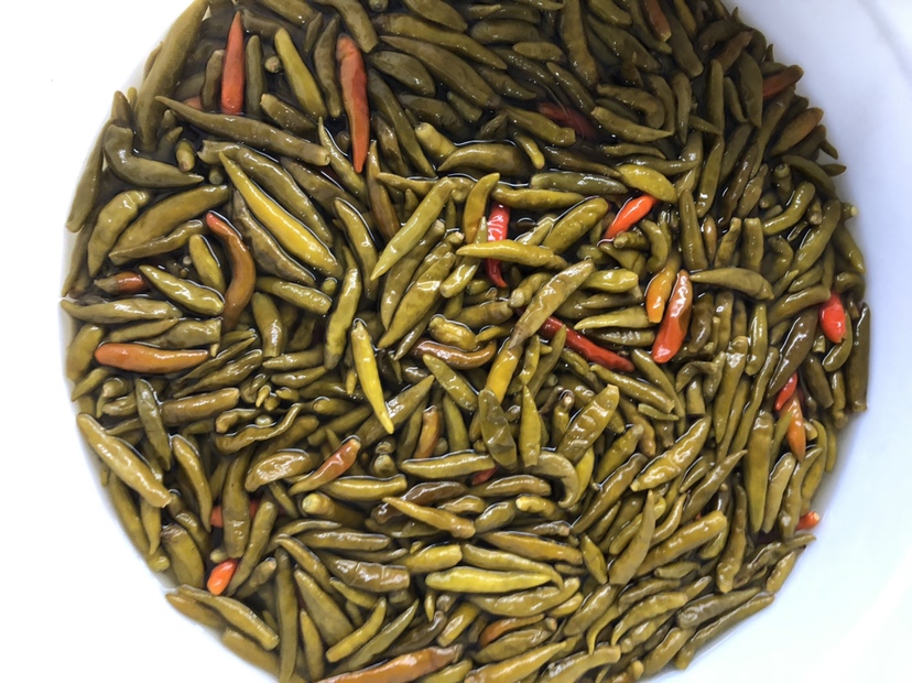 沉浸式吃泡椒零食场景图