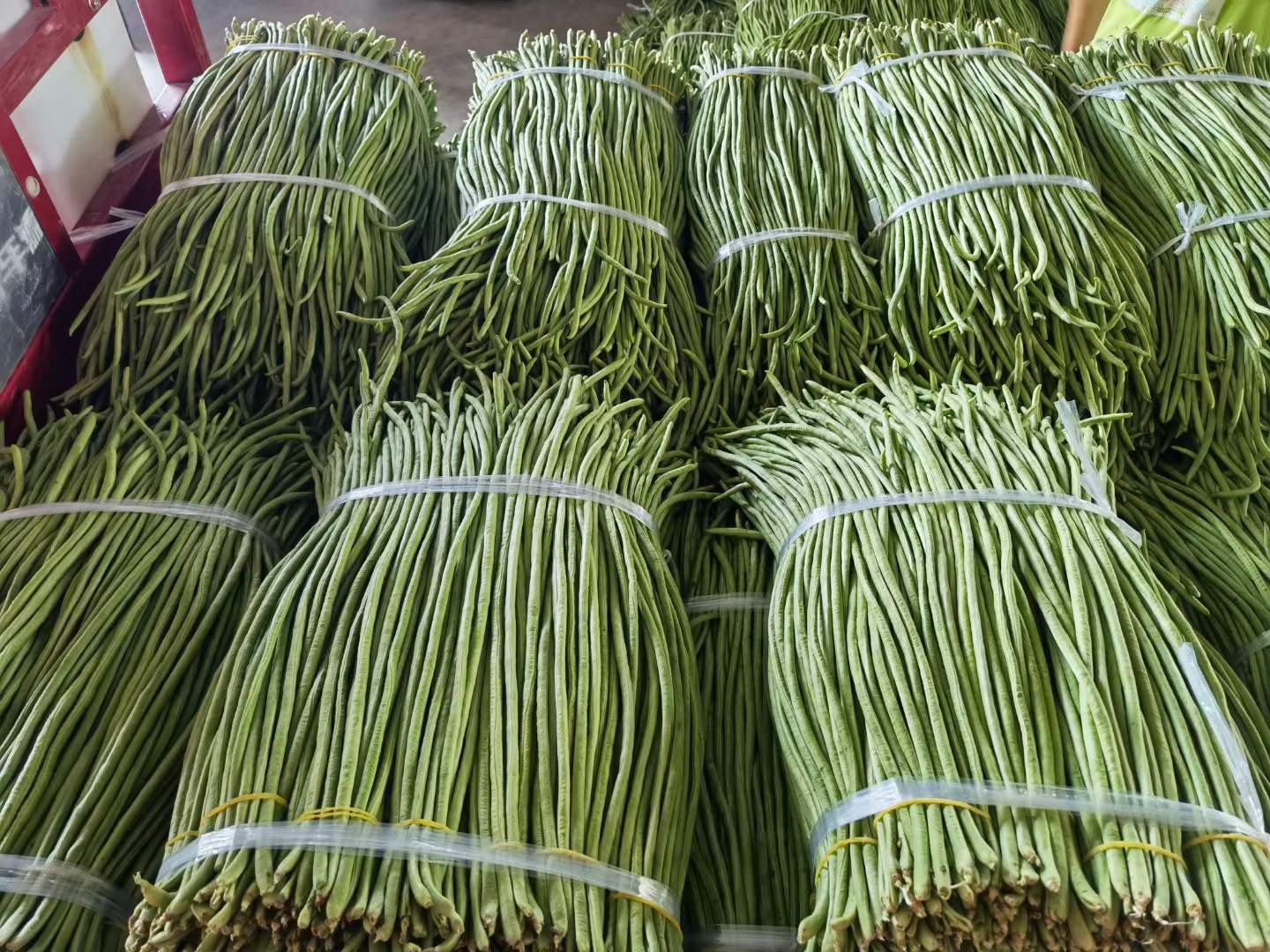 新鲜无筋豆与其他配料整齐摆放在案板上 无筋豆凉拌的准备食材展示图