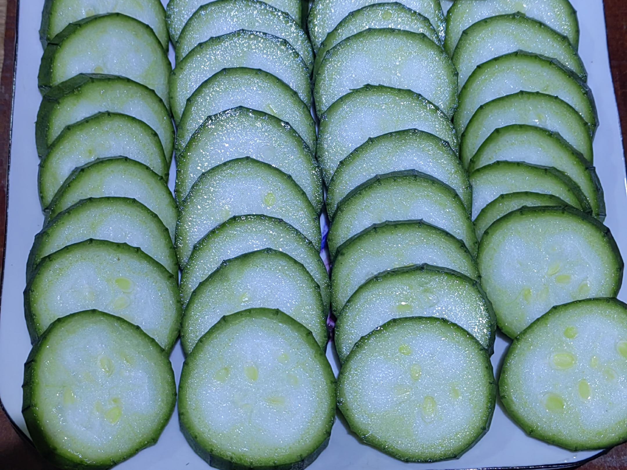 一盘炒好的丝瓜菜肴,色泽鲜亮,搭配鸡蛋和少量红椒点缀,展现出诱人的家常风味 丝瓜菜肴