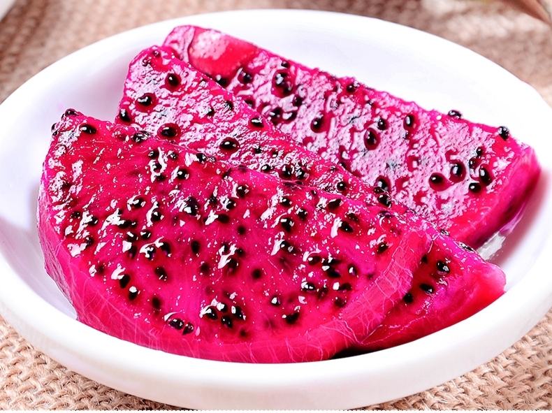 红心火龙果与其他食材搭配的果盘