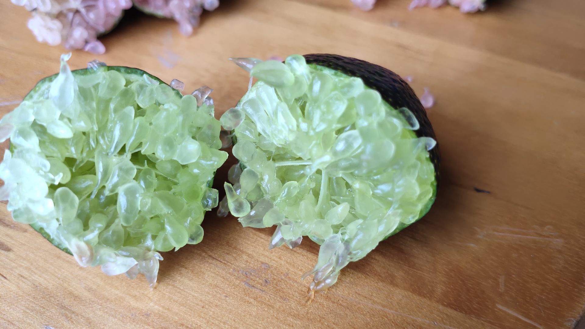 安岳柠檬横切面特写：果肉晶莹半透明、囊瓣饱满多汁、籽少或无籽、汁液丰富欲滴