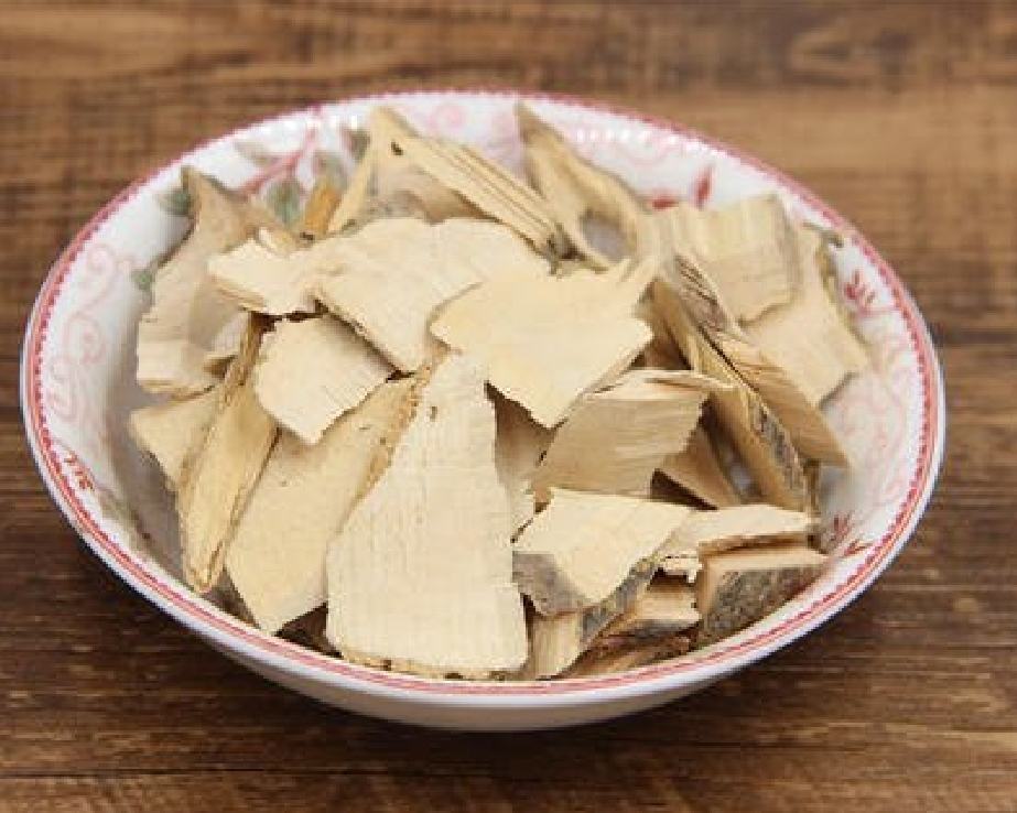 女性手持西洋参切片泡水