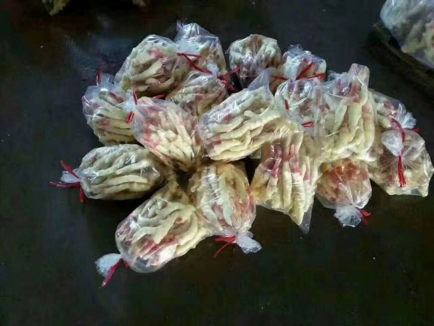 展示各类姜含产品,包括胶囊、饮料、口香糖等 姜含提取物及姜味饮品展示图