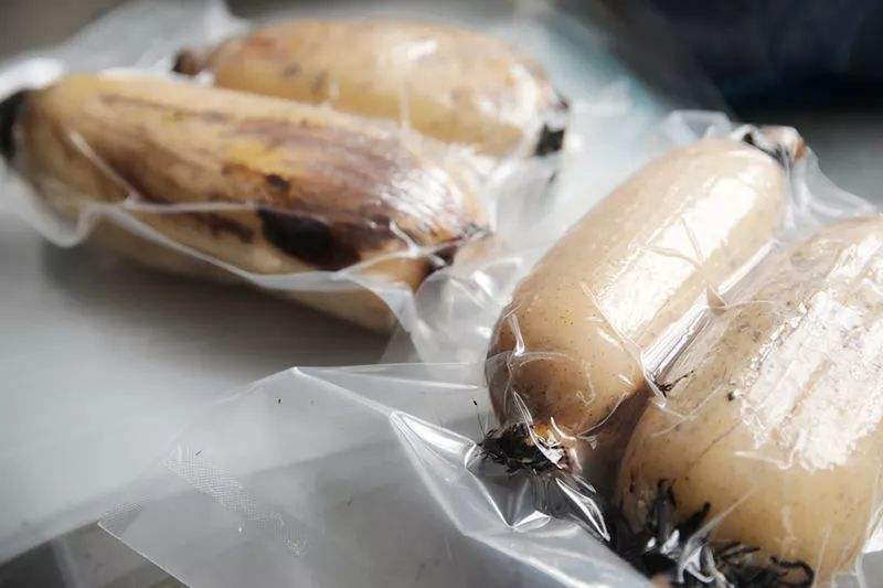 展示多种包装形式的新鲜小莲藕产品,包括真空包装、礼盒装和电商小包装 白莲藕产品包装展示
