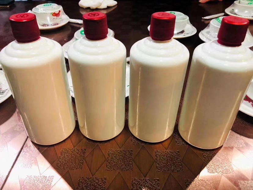 青提与酿酒工具整齐摆放