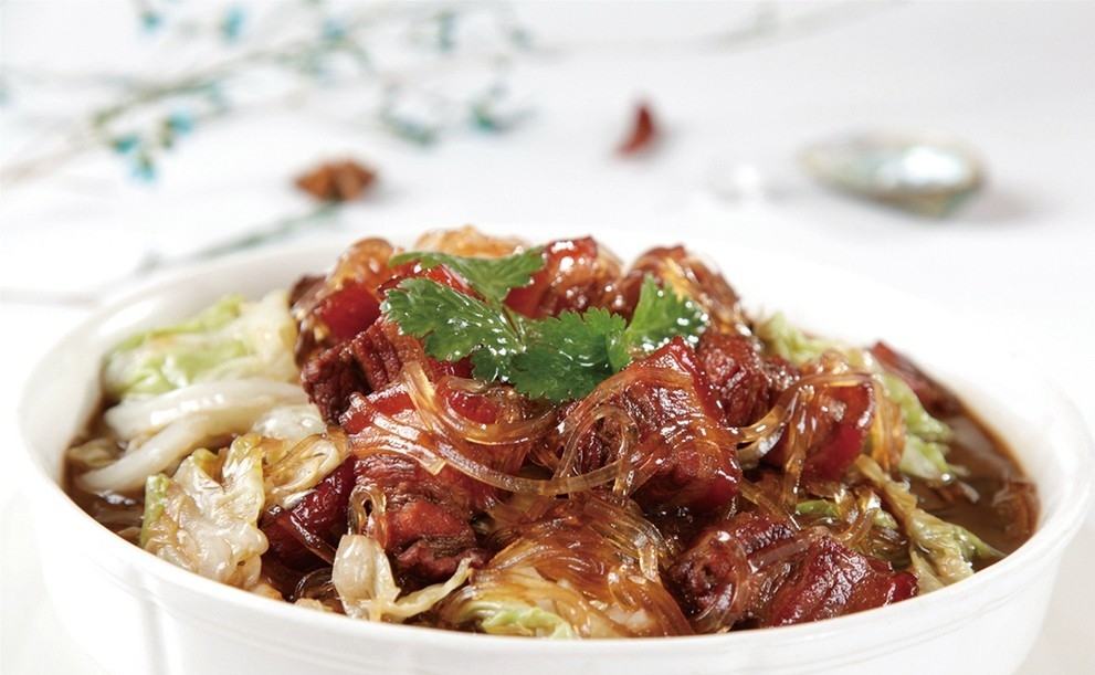 炸好的土豆条撒上调味料